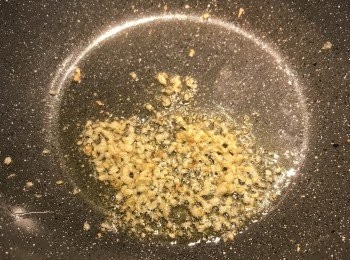 step3: 炒鍋燒熱，下橄欖油，將蒜末炒香；