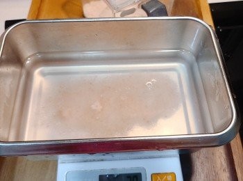 step2: 將1500gX0.02=30g，便將30g的鹽加入水裡攪拌均勻。