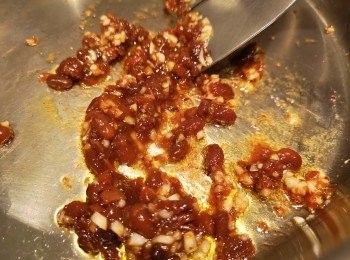 step2: 用油爆香蒜蓉，加入辣椒麵椒醬和甜麵豉醬同炒，再加入糖同炒，盛起攤凍備用。