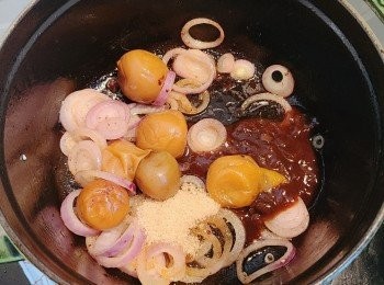 step6: 加入酸梅麵豉醬、糖和梅子，炒至糖溶。