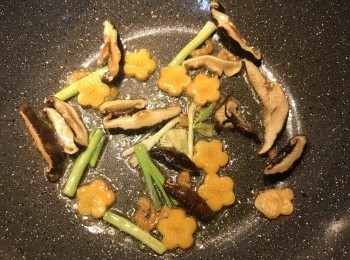 step10: 炒鍋燒熱放油，下蔥白、香菇和蝦米先炒香，在下紅蘿蔔拌炒；
