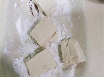 step1: 豆腐切片，身份放入少許鹽，放入胡椒粉撈勻，放入豆腐撲粉取出，豆腐放入蛋漿上蛋漿，放入鑊慢火煎到兩邊金黃色就可以