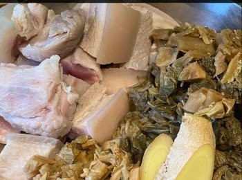 step3: 鹹梅菜及甜梅菜小心清洗乾淨，瀝乾水份，切小粒，備用。