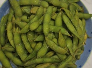 step1: 先用水洗淨毛豆，然後放進滾水滾大概10分鐘。滾水內要加入適量鹽和我喜歡也加一點點糖作吊味。10後分鐘取起毛豆上碟，再灑上鹽便可以食用！