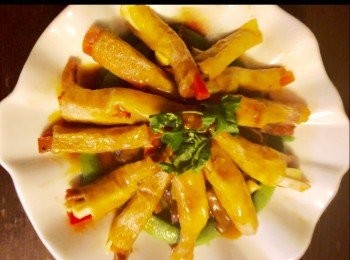 step4: 燒熱鑊，將所有配料略炒，加入竹笙卷，再加入<span class="group_2">調味料</span>，待汁料沸騰後，最後加獻汁:生粉水便成。


想知道我更多食譜，可去我Facebook 專頁。
https://m.facebook.com/carlineki/