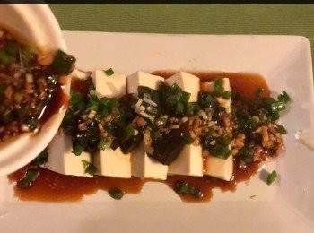 step5: 然後慢慢倒上<span class="group_2">醬汁</span>、葱粒和少許紅椒粒即可。