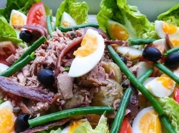 step3: 將所有材料放在碟上，再淋上醬汁享用