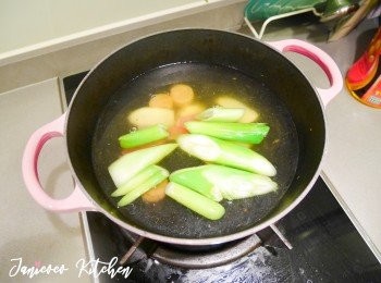 step3: 加水煮滾。