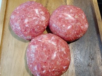 step4: 將肉團分成三等份，放上保鮮紙，整理成圓餅狀的漢堡扒，包裹，冷凍數小時或一日至硬身。