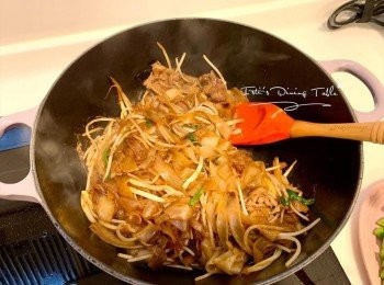 step7: 放入牛河快炒3分鐘煎香，再加入韮王和銀芽炒2分鐘，倒入步驟3的炒河醬汁，繼續大火炒至略為乾身，再放入蔥段和牛肉炒勻即成