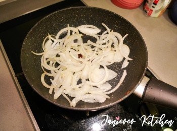 step3: 下油開鍋，加洋蔥絲爆香。