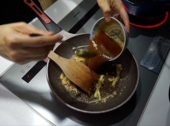 step7: 加入汁料，再另加一飯碗水煮沸