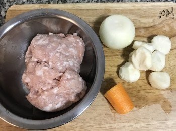 step1: 洋蔥、紅蘿蔔、荸薺去皮洗淨；
乾香菇和蝦米洗淨泡冷水備用；