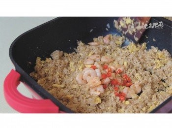 step12: 當飯炒到鬆散後, 加入蝦和辣椒就繼續炒