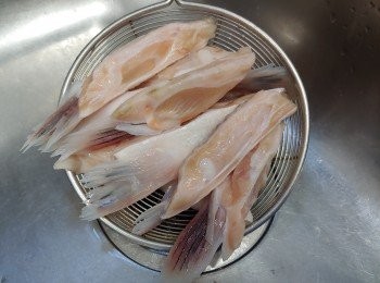 step1: 魚鮫放普通格低溫解凍； 沖洗乾淨