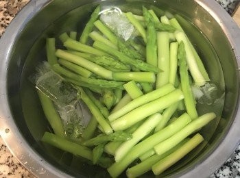 step6: 放入冰開水中，並放入冰箱冷藏冰陣15分鐘；