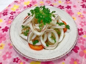 step10: 接著在洋蔥上擺上透抽圈，再放上香菜即可。