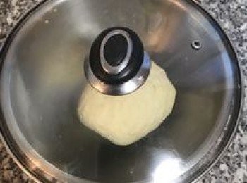 step3: 揉整成團後，先蓋起來鬆弛5分鐘，再取出揉勻後，放回缸內蓋起來發酵1小時，或直到麵團漲到二倍大；