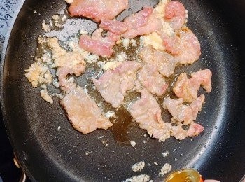 step3: 中途沿鑊邊下適量的紹酒再翻炒。