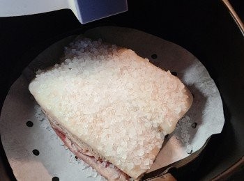 step7: 預熱 Airflyer 180度，從雪櫃中取出豬豚肉並在豬皮上鋪上粗鹽(作用是盡量將豬皮裏的水分抽走，），先氣炸25分鐘。