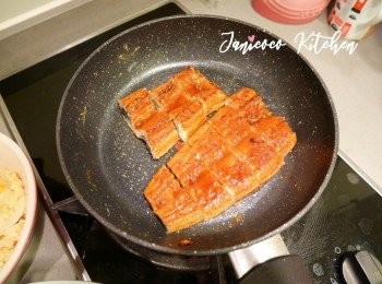 step5: 用同一個鍋子將鰻魚煎熱，然後鋪在蛋上。