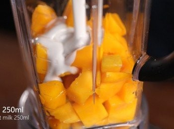 step4: 再來將芒果與椰奶放入果汁機中打成汁。