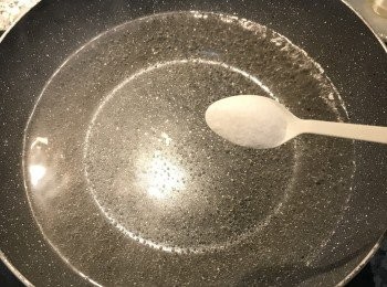 step3: 煮滾一鍋水，並放入一匙鹽；