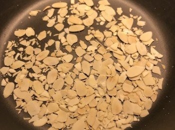 step18: 杏仁片用平底鍋小火乾烘一下，關火放冷；