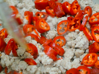 step3: 加入長紅椒,炒1分鐘