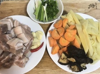 step2: 豬肉切塊；醃筍切條柱狀；紅蘿蔔切厚片；香菇1切成4塊（香菇水要留下）；蔥白切段，蔥綠切花；蒜頭拍扁去皮，辣椒去梗；