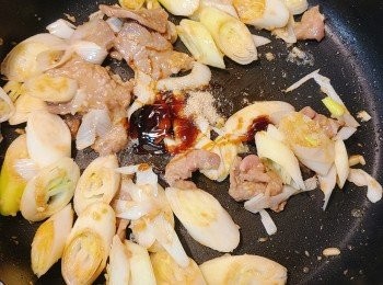 step5: 中途加入蠔油和糖續炒。