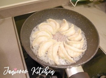 step3: 下油開鍋。把水加上麵粉，比例為１：１０。（雪花秘訣）把餃子排好，加麵粉水及合上蓋子中小火焗10分鐘。