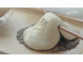 step10: 再把麻糬放在黑芝麻粉上就可以啦~