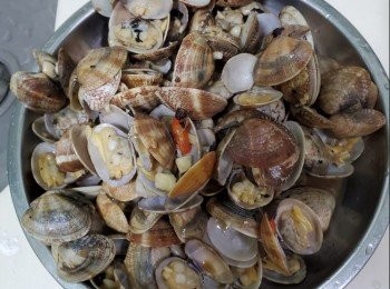 step2: 蒜蓉辣椒爆香加入蜆一同炒加入調味料蠔油兩湯匙，鹽半茶匙，糖一茶匙加入適量三份一碗水兜勻此乾身就可以完成