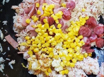 step2: 牛油開鑊預備好蛋飯放入鑊中炒香加入鹹牛肉再加入火腿加入粟米兜勻飯會跳舞就完成啦！粟米鹹牛肉火腿蛋炒飯完成
