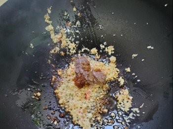 step1: 蒜蓉炒香，加入蝦醬，加入通菜兜勻，加入一茶匙米酒在鑊邊放落去，加入適量砂糖一同兜勻