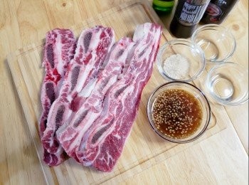 step1: 先將牛仔骨洗淨、切件
將糖、白醋、白酒、燒肉燒汁攪混倒入牛仔骨醃30分鐘