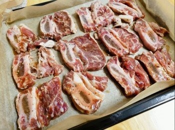 step2: 將牛仔骨放上烤盤，餘下既汁可以淋上面，預熱焗爐180度，先焗10分鐘