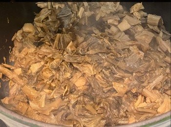 step4: 燒紅煲，下梅菜粒，炒至乾身及香氣，下黃糖、油及薑片炒約2分鐘，下豬腩肉、沖繩黑糖汁及水(水要蓋過腩肉)