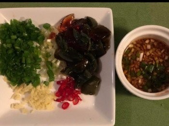 step3: 溏心皮蛋一隻，剥掉外壳，切粒。

調味料做<span class="group_2">醬汁</span>：薑切碎。葱切粒。蒜切粒。紅椒切粒。