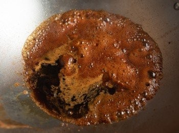 step2: 將醬油、米酒加入。(操作時請注意油爆)