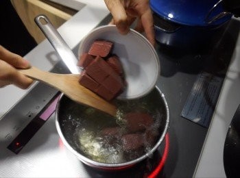 step5: 燒沸水加入豬紅，再煮沸即盛起備用