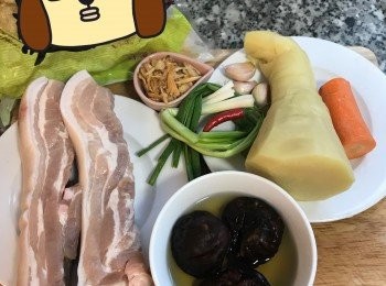 step1: 乾香菇洗淨冷水泡發；醃筍用流動水浸洗；蔥、蒜、辣椒洗淨；紅蘿蔔去皮；豬肉洗淨毛乾淨。
