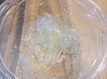step3: 魚膠片用冰水或凍水浸軟，軟身後搾走水分。