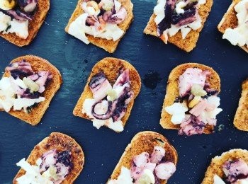 step1: 先醬蟹柳棒切碎拌入蛋黄醬及明太子醬鋪上冬蔭多士上