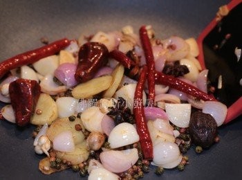 step3: 加入麻辣火鍋香料炒香