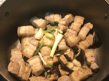 step4: 入蔥白和香菇炒香；