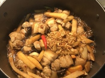step7: 放入辣椒和紅蔥酥；