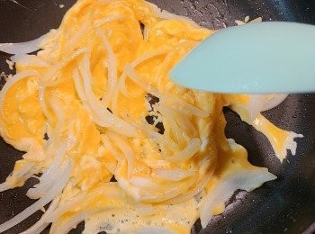 step6: 即轉最細火，倒入蛋漿，一開始時不要翻動，待感到蛋液周圍開始凝固再用鍋鏟快手劃圈圈將蛋炒散。等大部份的蛋漿凝固便要馬上關火上碟，避免蛋炒的太熟而不夠滑嫩。完成後放在白飯上。