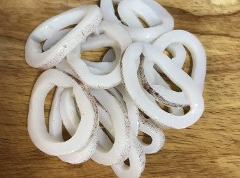 step4: 透抽切成圈狀；
同時煮滾一鍋水；